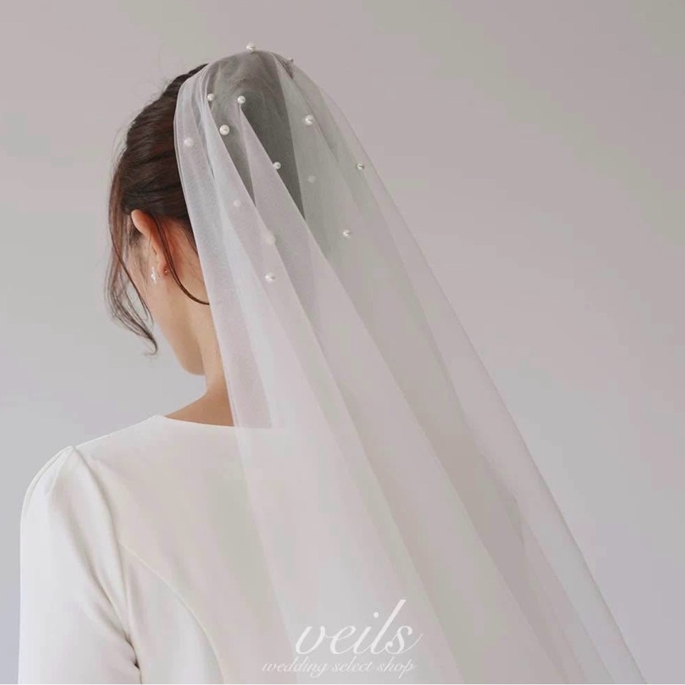Elegant White Bridal Veil with Pearls and Comb